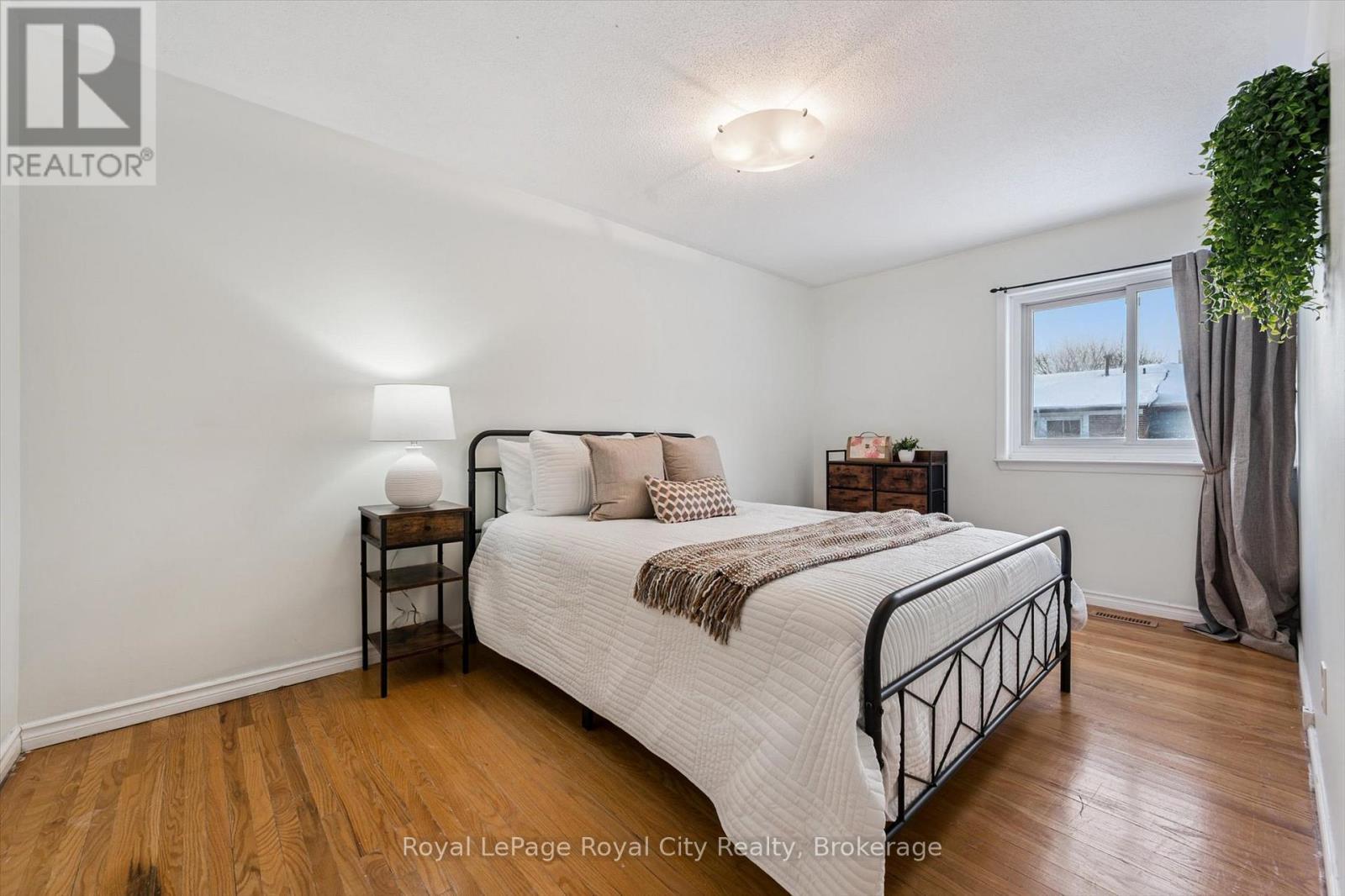 












30 - 121 BAGOT STREET

,
Guelph (Junction/Onward Willow),




Ontario
N1H5T8

