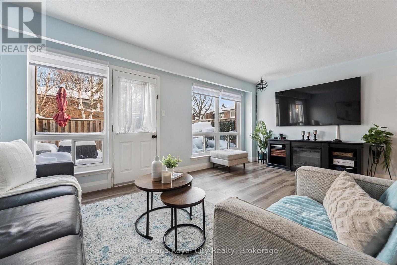 












30 - 121 BAGOT STREET

,
Guelph (Junction/Onward Willow),




Ontario
N1H5T8

