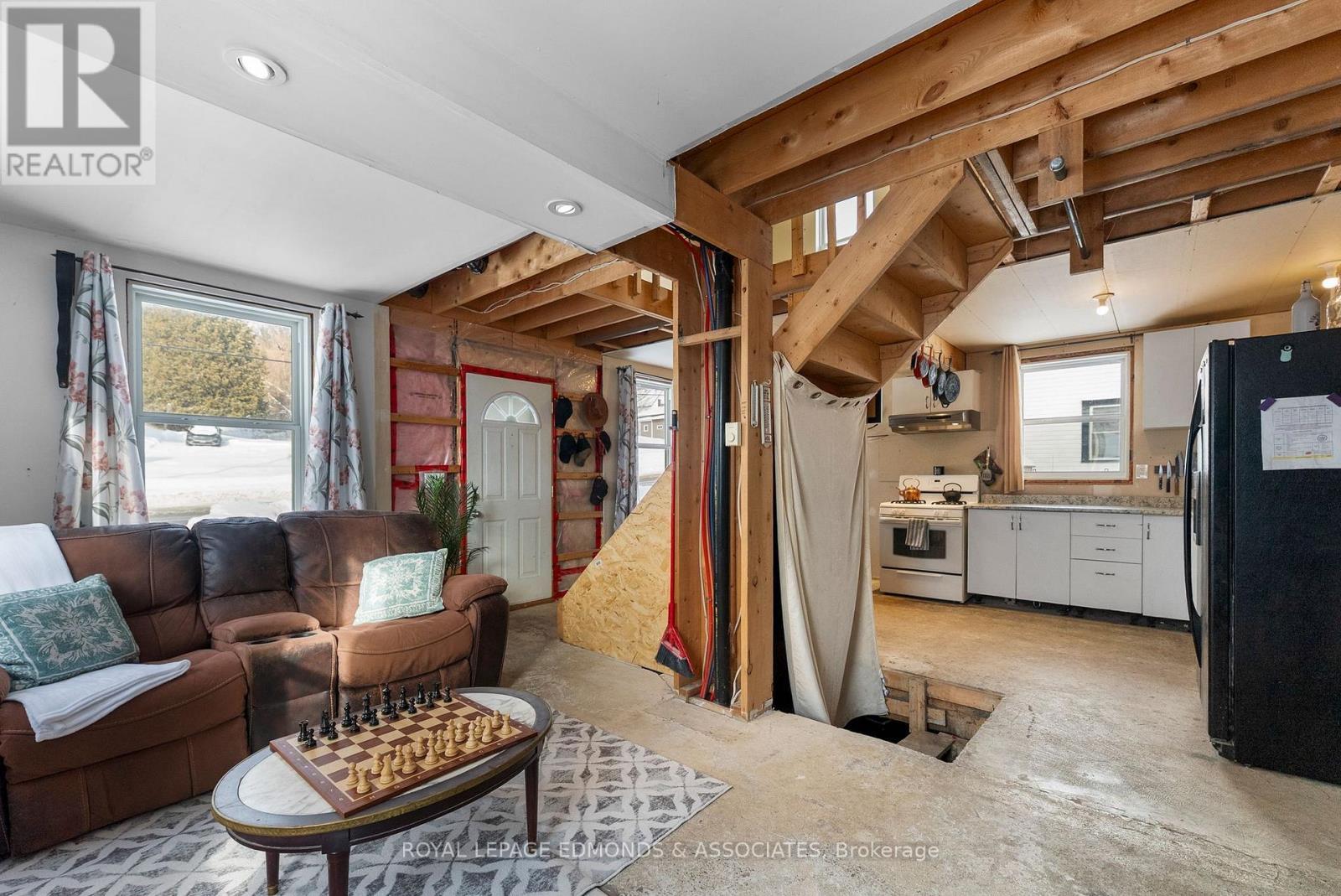 












107 BONNECHERE STREET E

,
Bonnechere Valley,




Ontario
K0J1T0

