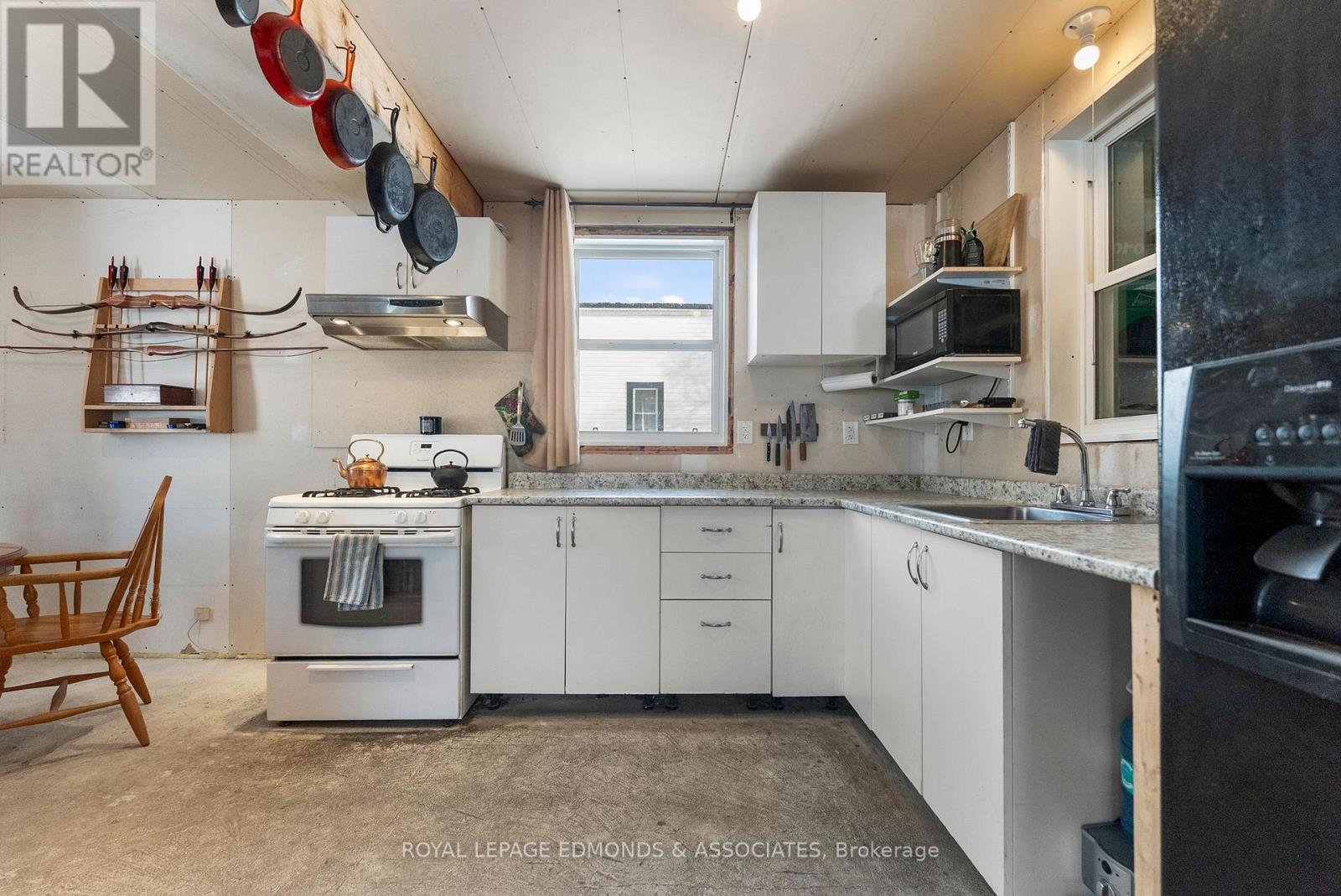 












107 BONNECHERE STREET E

,
Bonnechere Valley,




Ontario
K0J1T0

