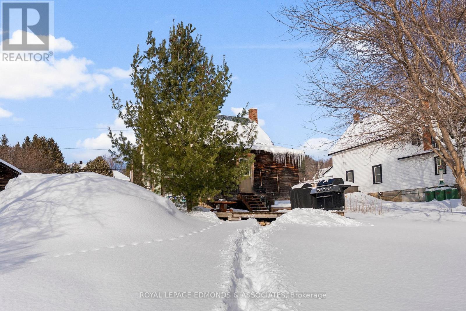 












107 BONNECHERE STREET E

,
Bonnechere Valley,




Ontario
K0J1T0

