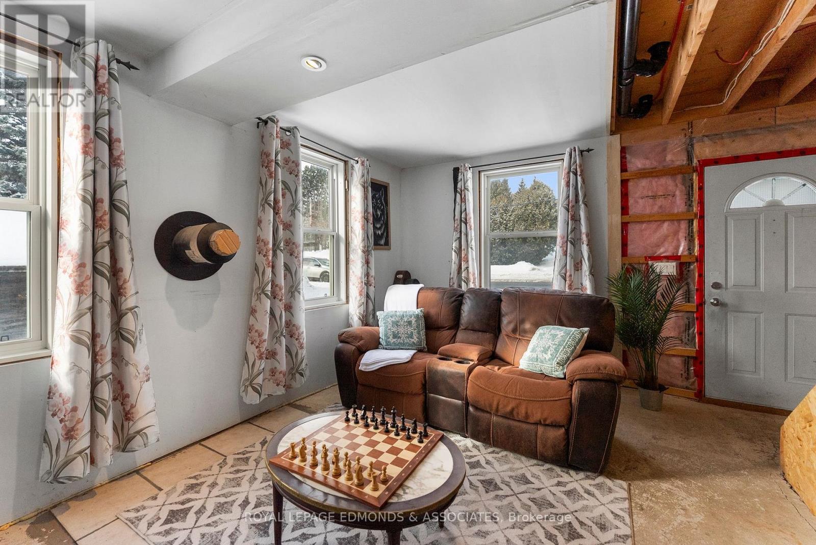 












107 BONNECHERE STREET E

,
Bonnechere Valley,




Ontario
K0J1T0

