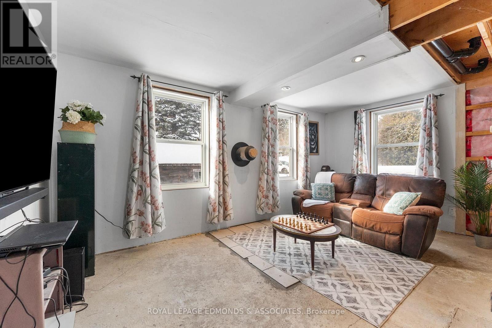 












107 BONNECHERE STREET E

,
Bonnechere Valley,




Ontario
K0J1T0

