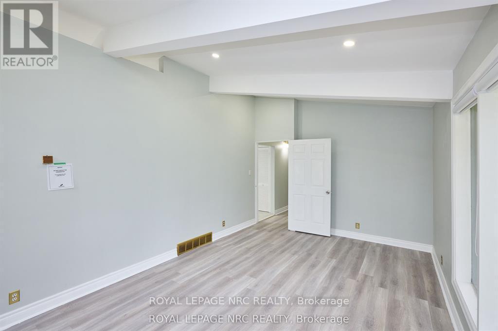 












6673 HUGGINS STREET

,
Niagara Falls (Stamford),




Ontario
L2J1H5

