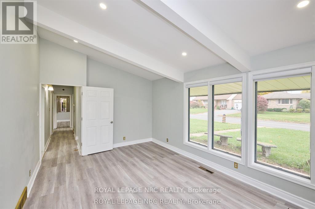 












6673 HUGGINS STREET

,
Niagara Falls (Stamford),




Ontario
L2J1H5

