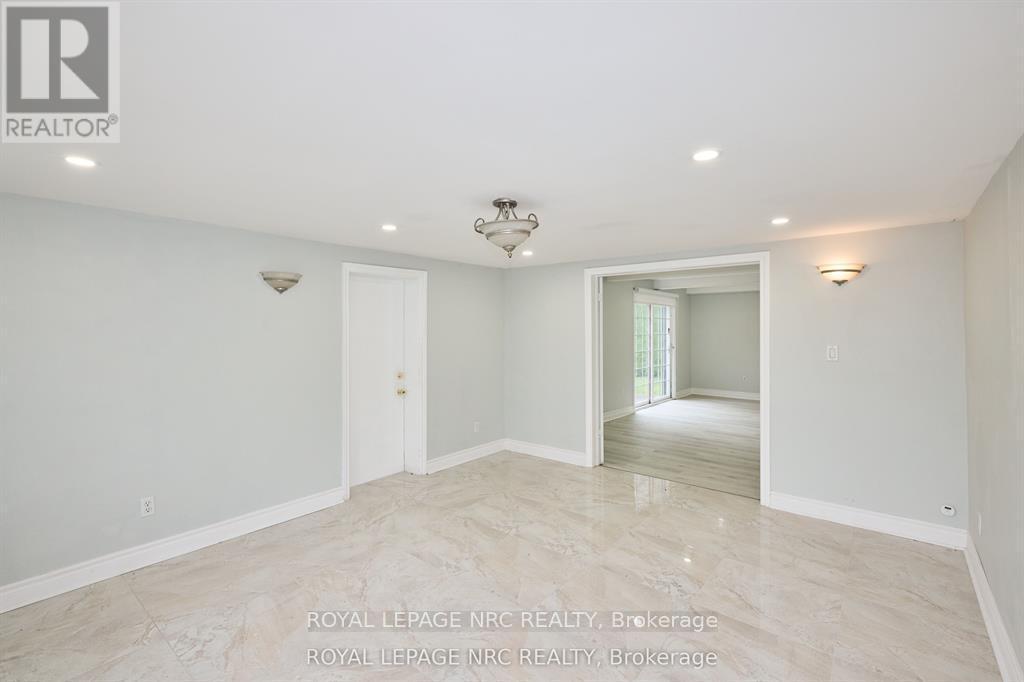 












6673 HUGGINS STREET

,
Niagara Falls (Stamford),




Ontario
L2J1H5

