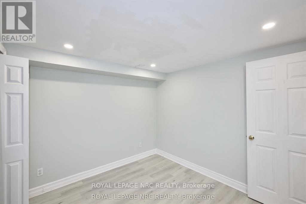 












6673 HUGGINS STREET

,
Niagara Falls (Stamford),




Ontario
L2J1H5

