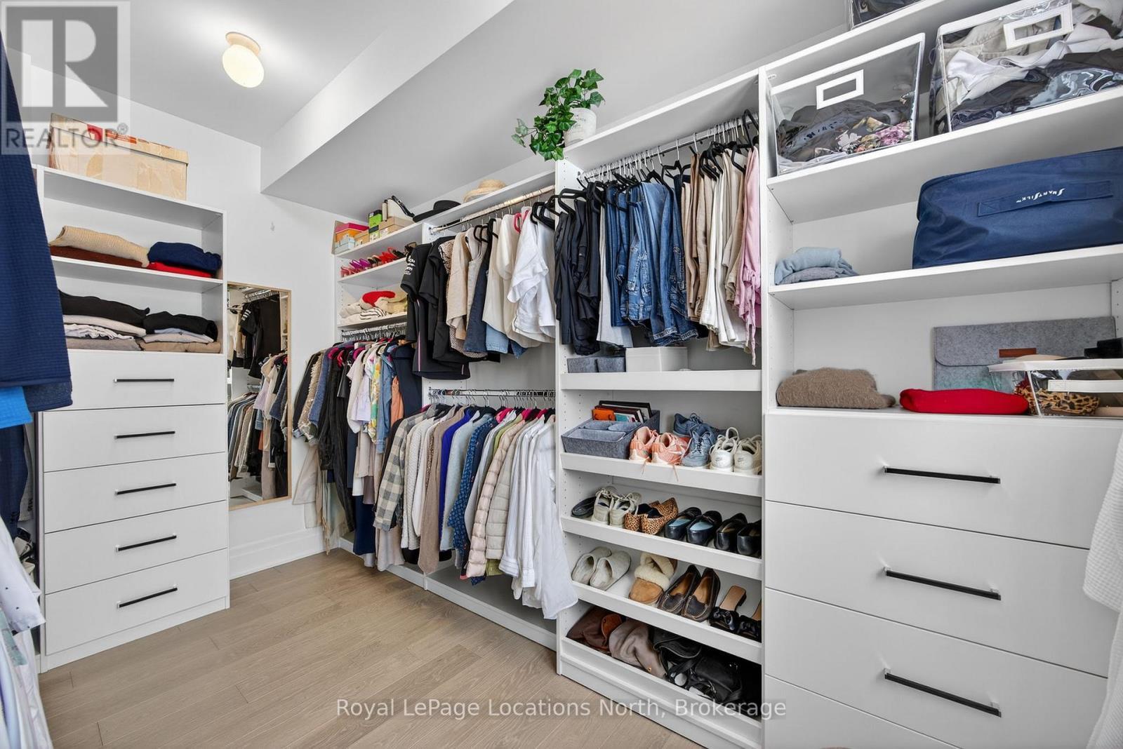 












4 HURONIC COURT

,
Collingwood,




Ontario
L9Y5L6

