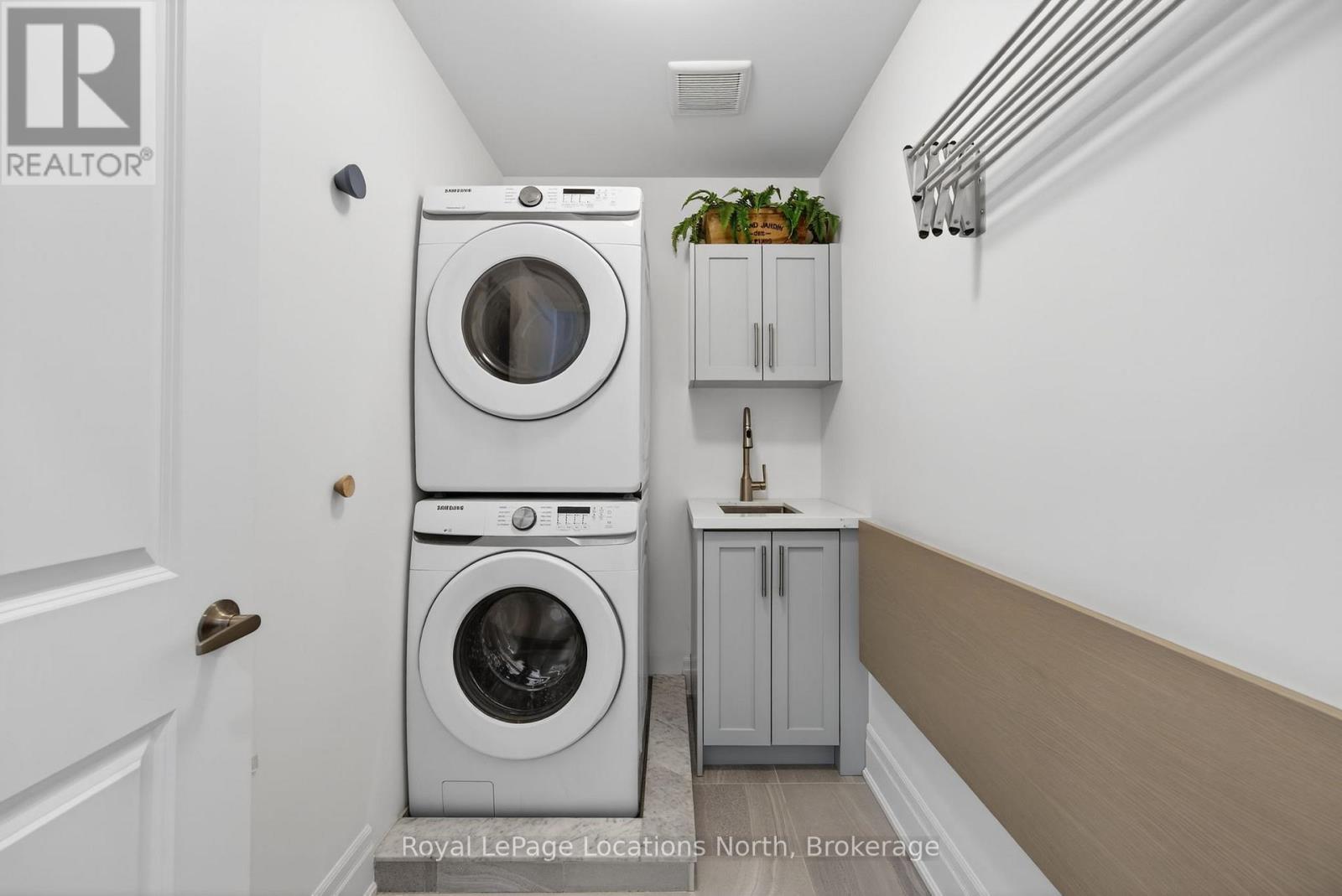 












4 HURONIC COURT

,
Collingwood,




Ontario
L9Y5L6

