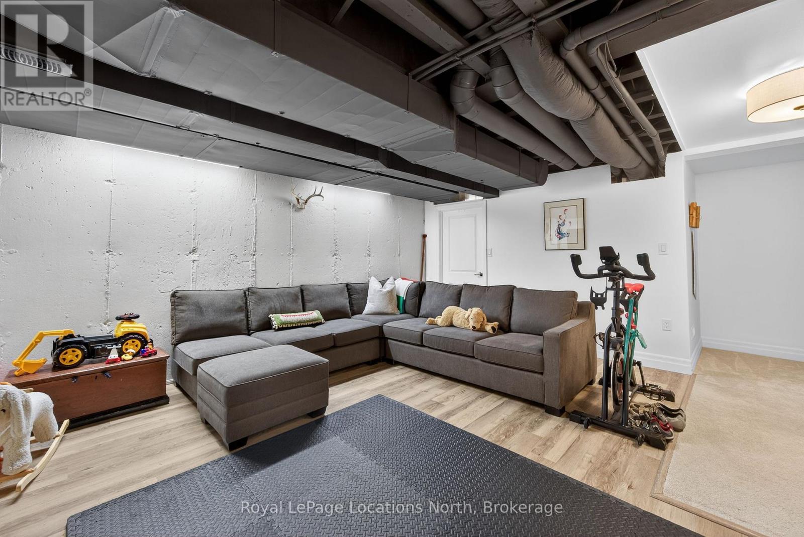 












4 HURONIC COURT

,
Collingwood,




Ontario
L9Y5L6

