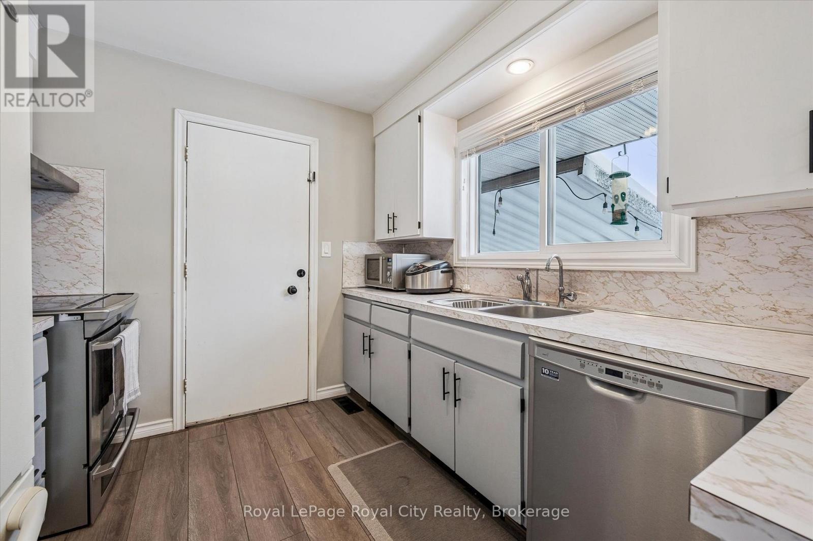 












38 BRENTWOOD DRIVE

,
Guelph (Riverside Park),




Ontario
N1H5M7

