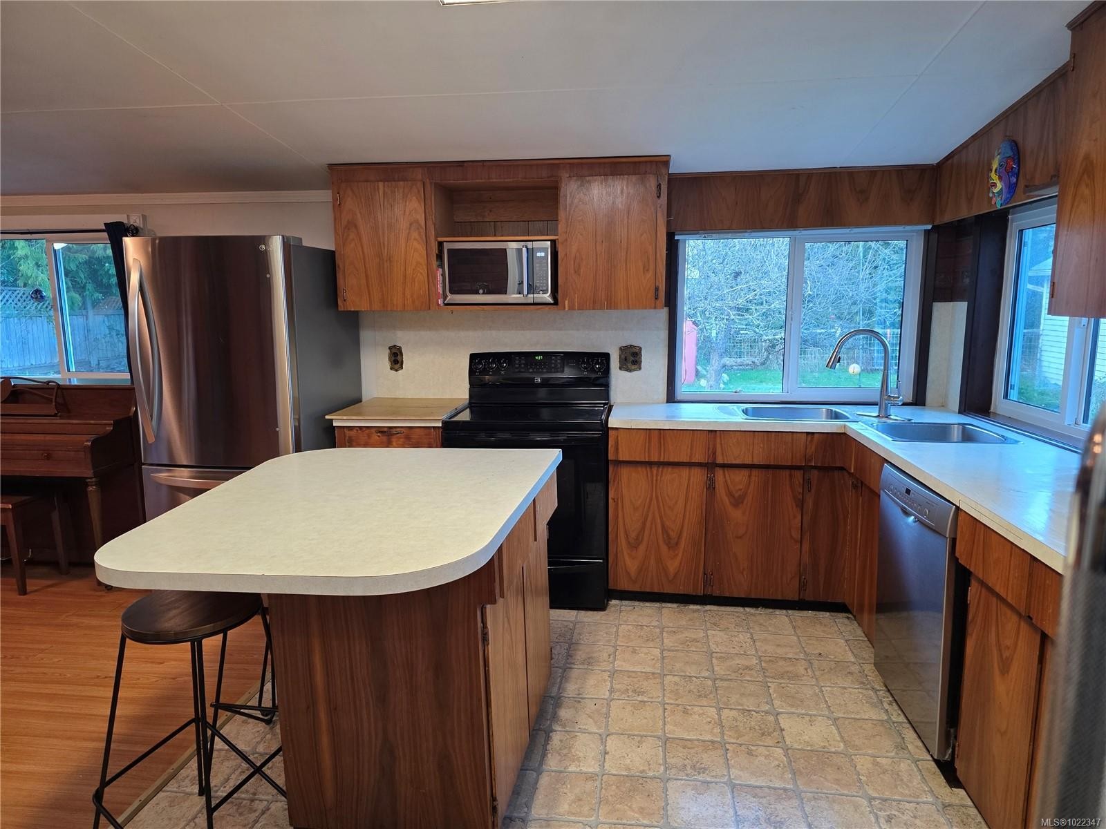 









2114


McKenzie

Ave,
Comox,




BC
V9M 1M7

