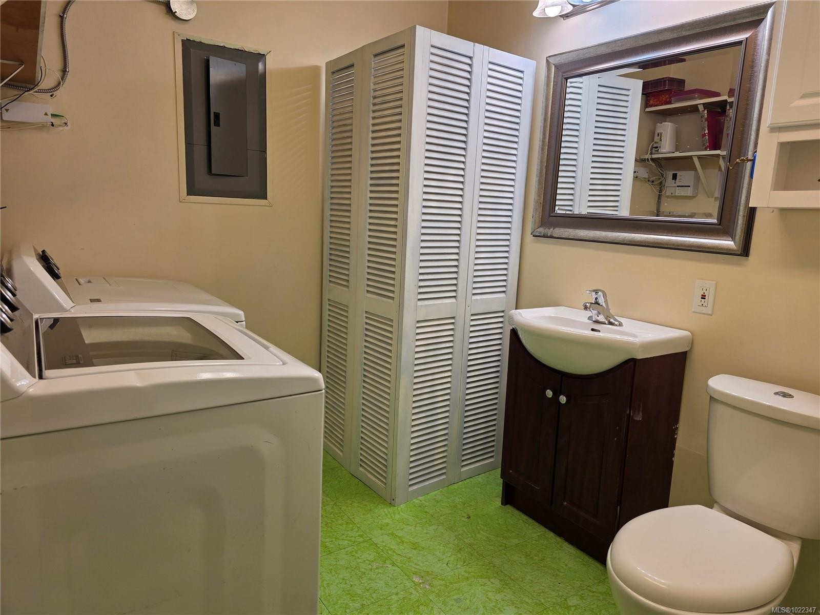 









2114


McKenzie

Ave,
Comox,




BC
V9M 1M7

