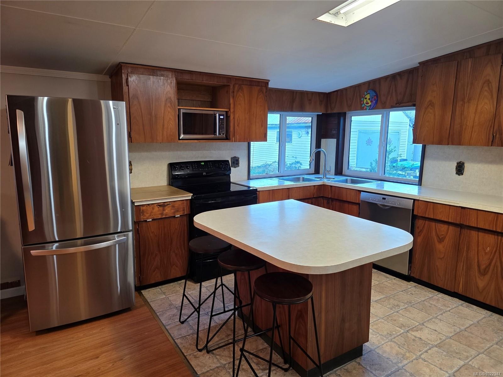 









2114


McKenzie

Ave,
Comox,




BC
V9M 1M7

