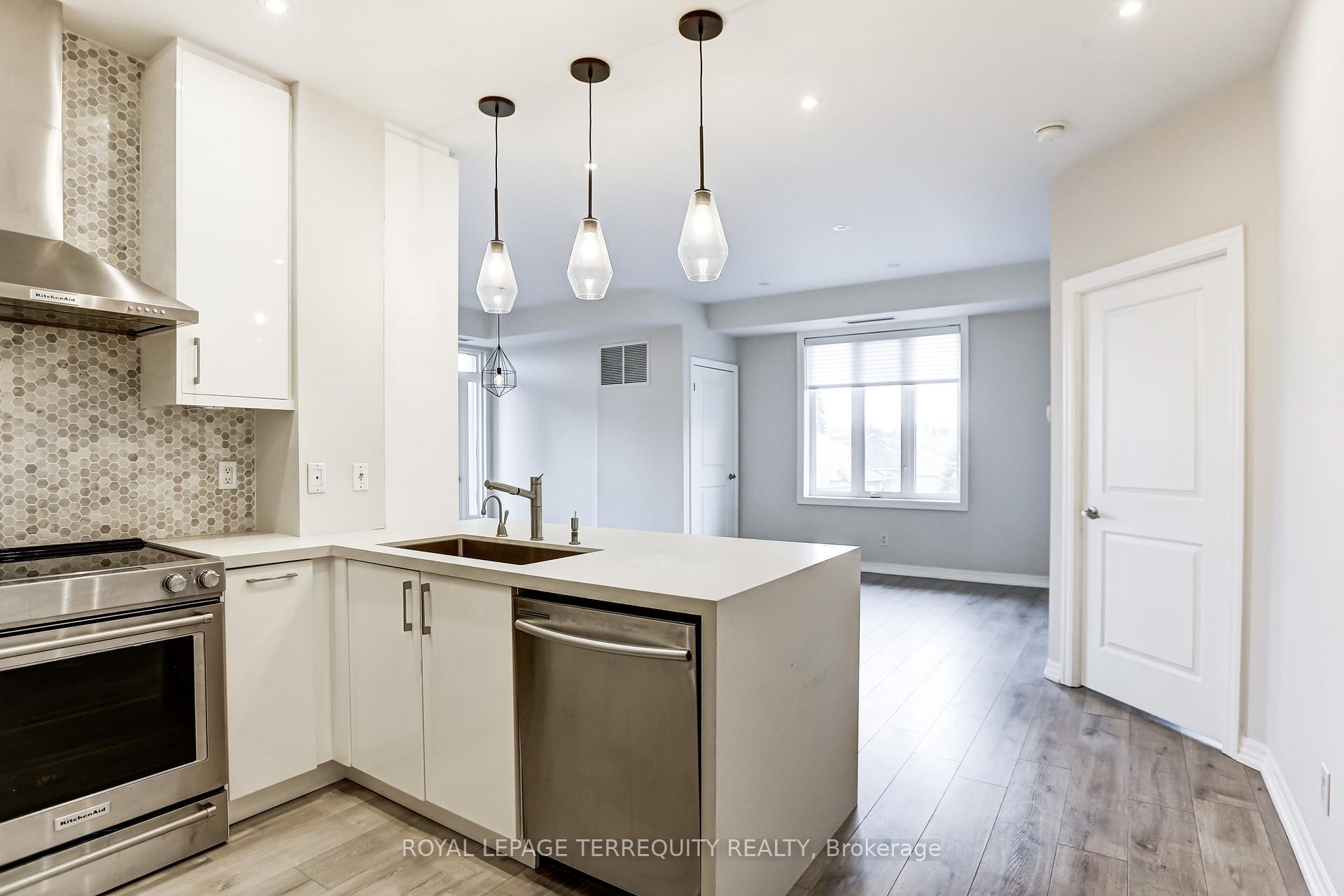 









245


Dalesford

Road, 422,
Toronto,




ON
M8Y 4H7

