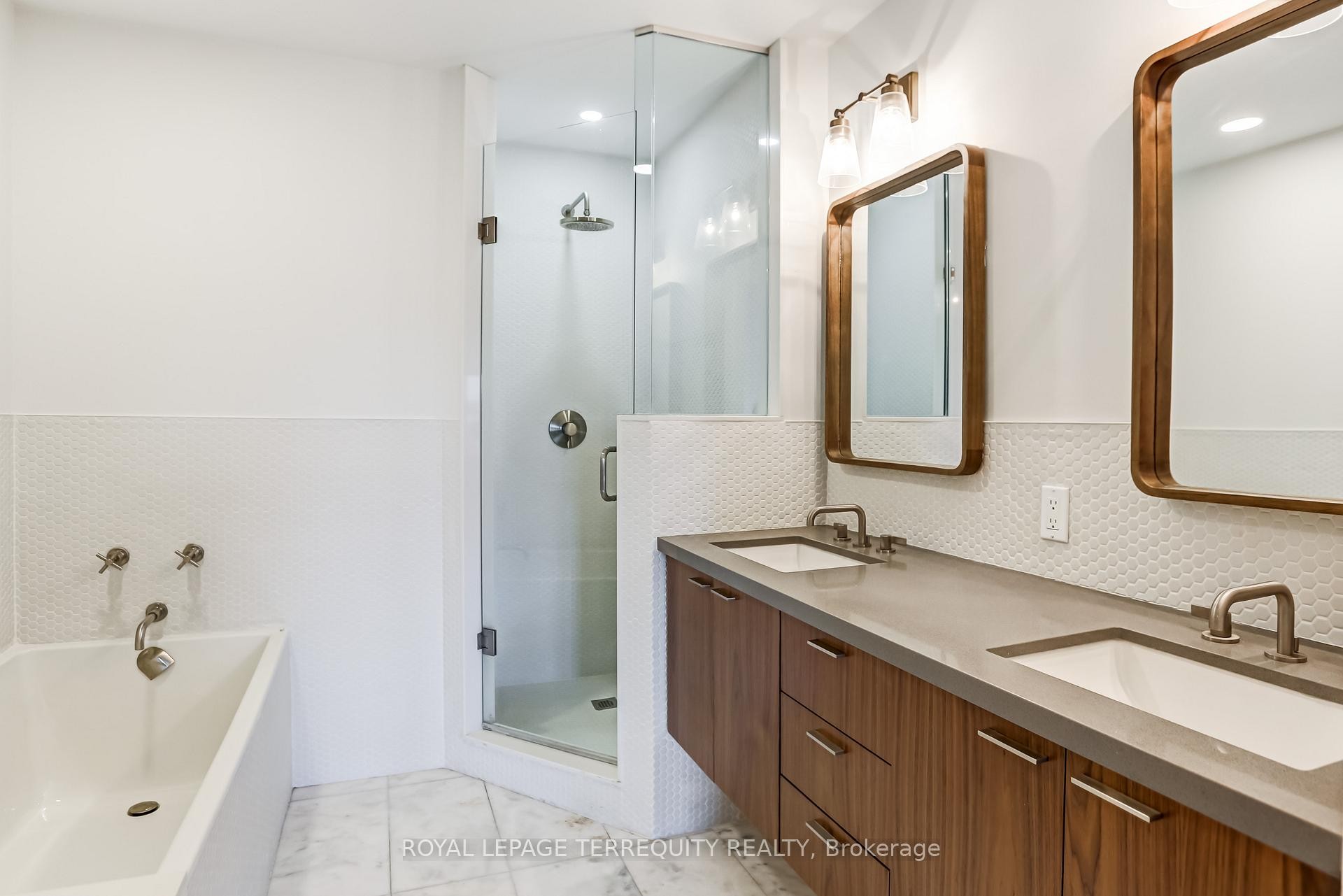 









245


Dalesford

Road, 422,
Toronto,




ON
M8Y 4H7

