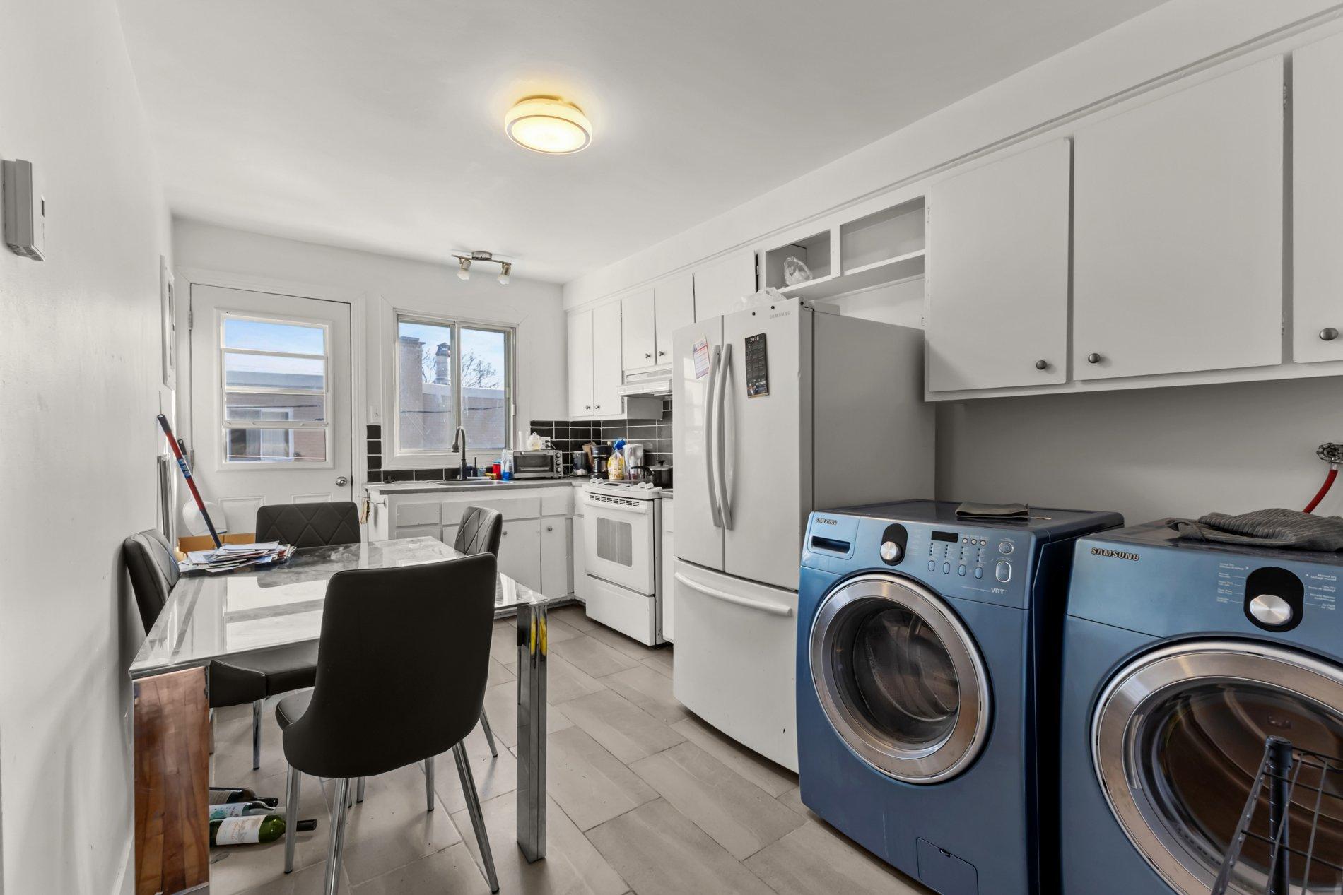 









7360

 - 7366


Av. de la Nantaise

,
Montréal (Anjou),




QC
H1M1B5

