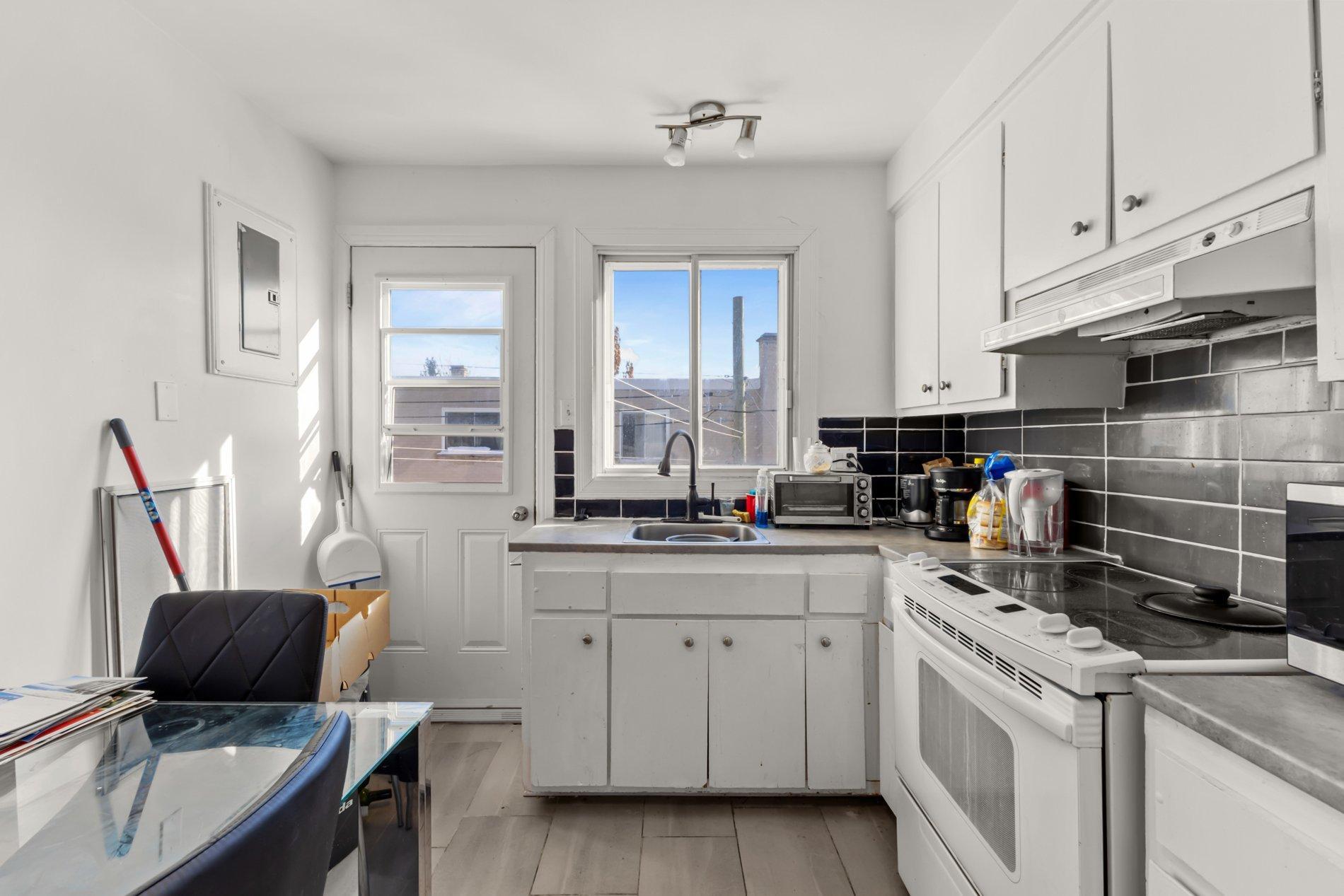 









7360

 - 7366


Av. de la Nantaise

,
Montréal (Anjou),




QC
H1M1B5

