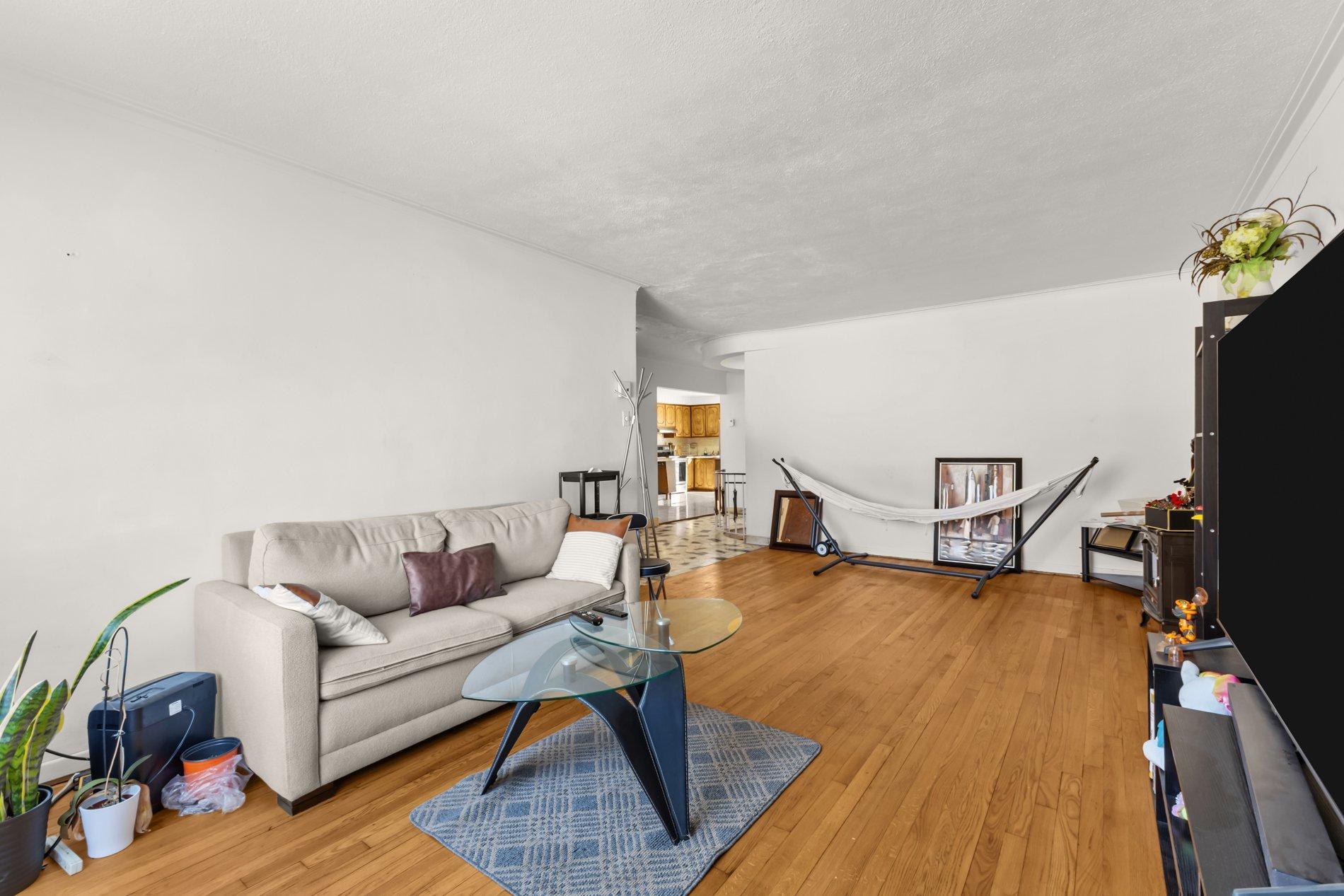 









7360

 - 7366


Av. de la Nantaise

,
Montréal (Anjou),




QC
H1M1B5

