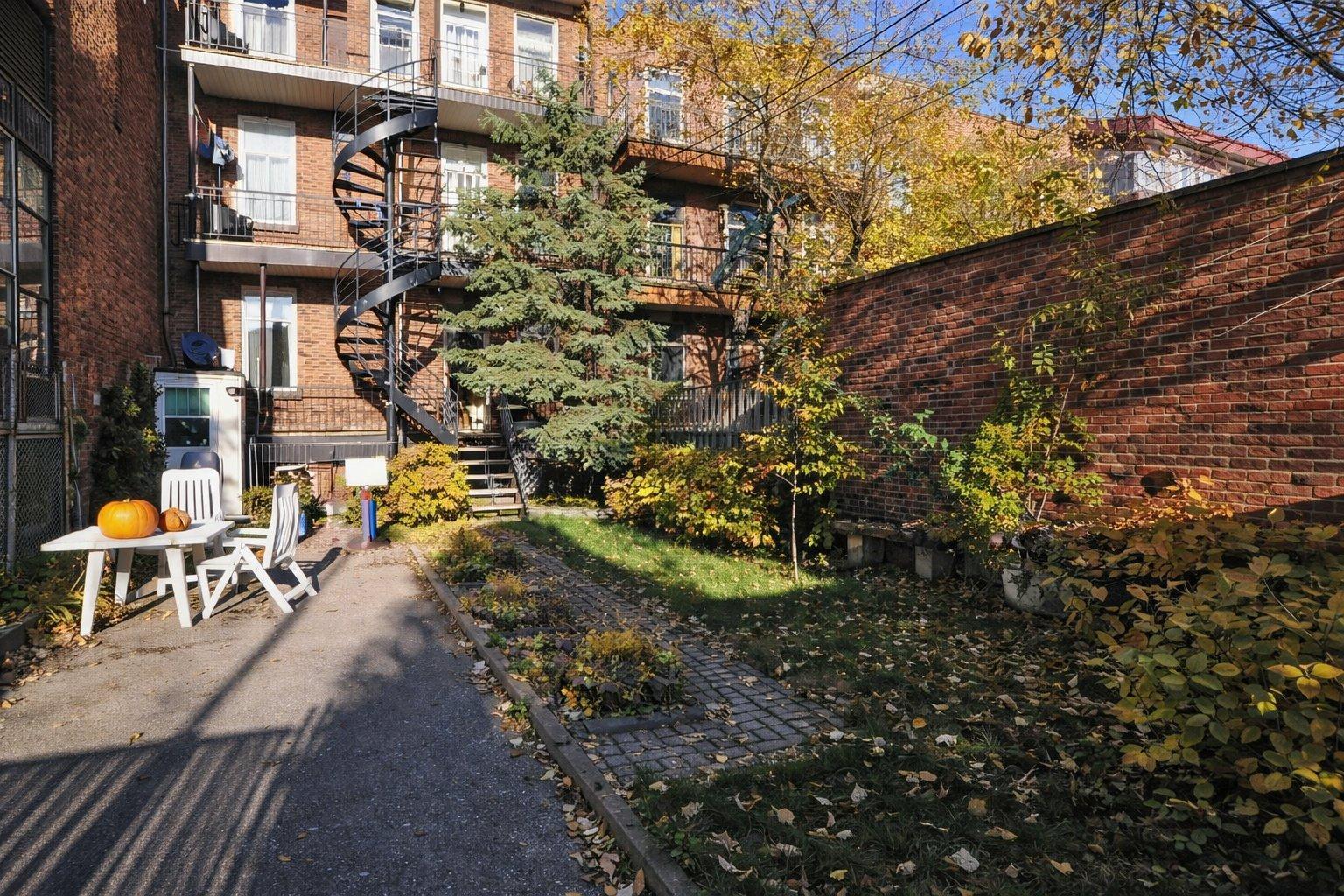 









7290


Av. Christophe-Colomb

, A,
Montréal (Villeray/Saint-Michel/Parc-Extension),




QC
H2R2S6

