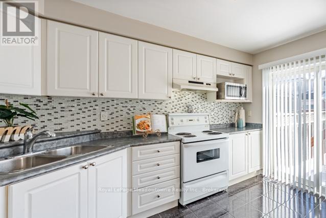 












1637 STOVER CRESCENT

,
Milton (CL Clarke),




Ontario
L9T5N4

