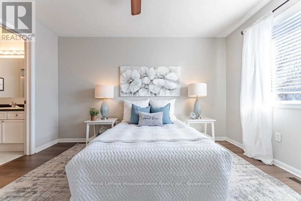 












1637 STOVER CRESCENT

,
Milton (CL Clarke),




Ontario
L9T5N4

