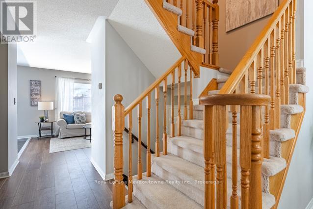 












1637 STOVER CRESCENT

,
Milton (CL Clarke),




Ontario
L9T5N4

