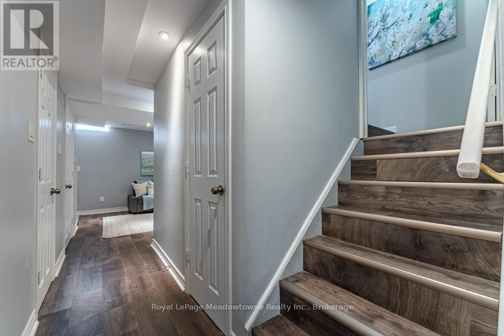 












1637 STOVER CRESCENT

,
Milton (CL Clarke),




Ontario
L9T5N4

