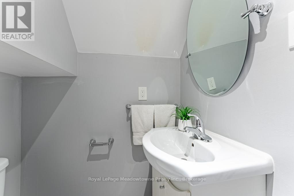 












1637 STOVER CRESCENT

,
Milton (CL Clarke),




Ontario
L9T5N4

