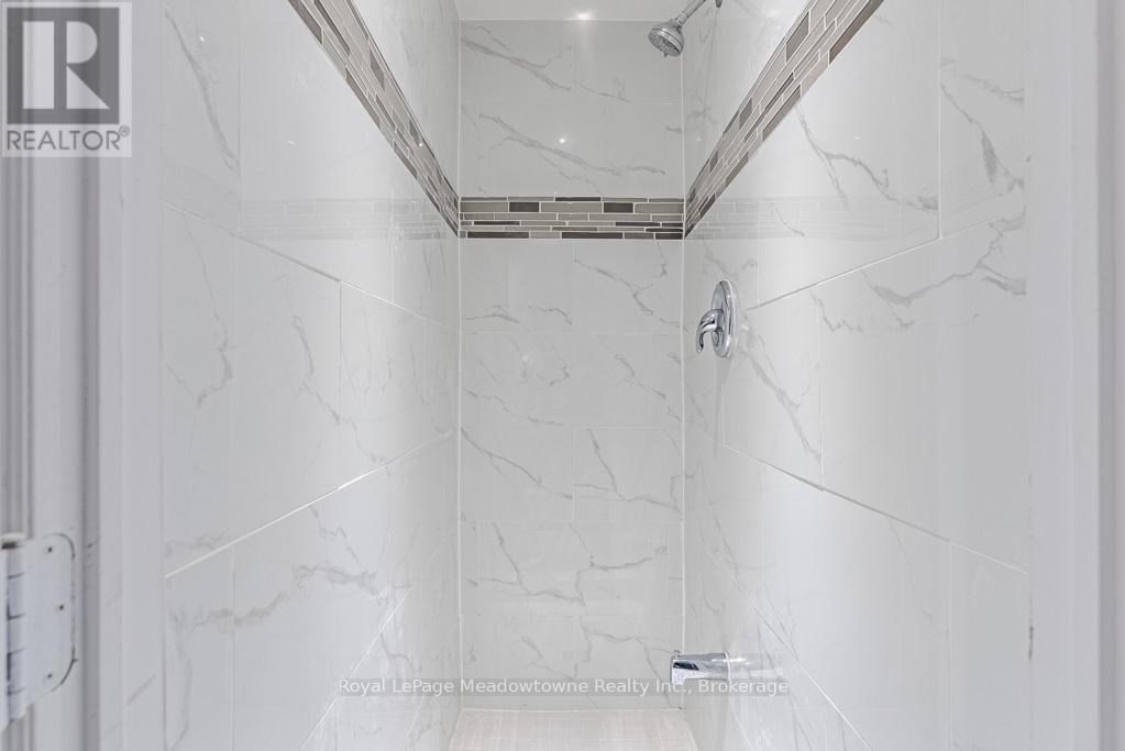 












1637 STOVER CRESCENT

,
Milton (CL Clarke),




Ontario
L9T5N4

