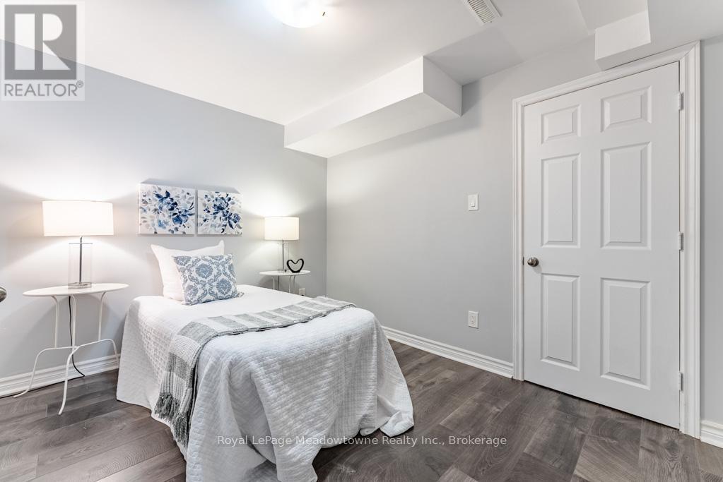 












1637 STOVER CRESCENT

,
Milton (CL Clarke),




Ontario
L9T5N4

