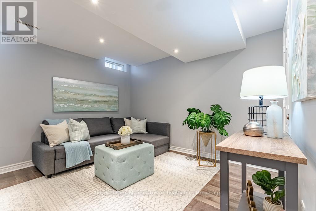 












1637 STOVER CRESCENT

,
Milton (CL Clarke),




Ontario
L9T5N4

