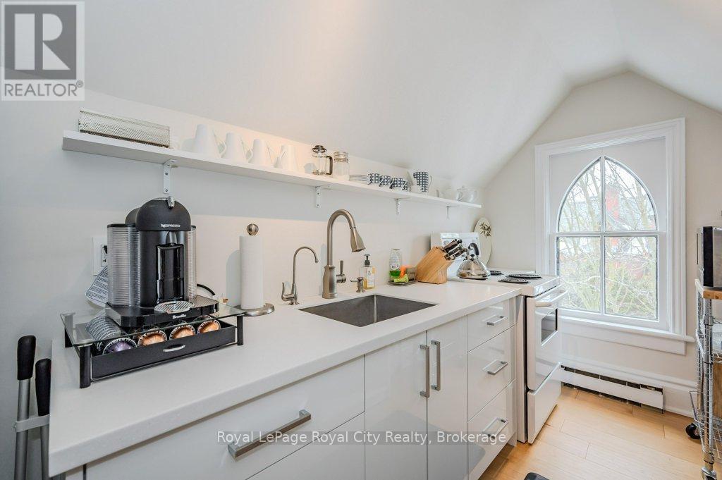 












80 LONDON ROAD W

,
Guelph (Exhibition Park),




Ontario
N1H2B7

