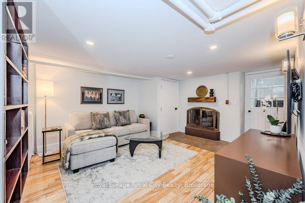 












80 LONDON ROAD W

,
Guelph (Exhibition Park),




Ontario
N1H2B7

