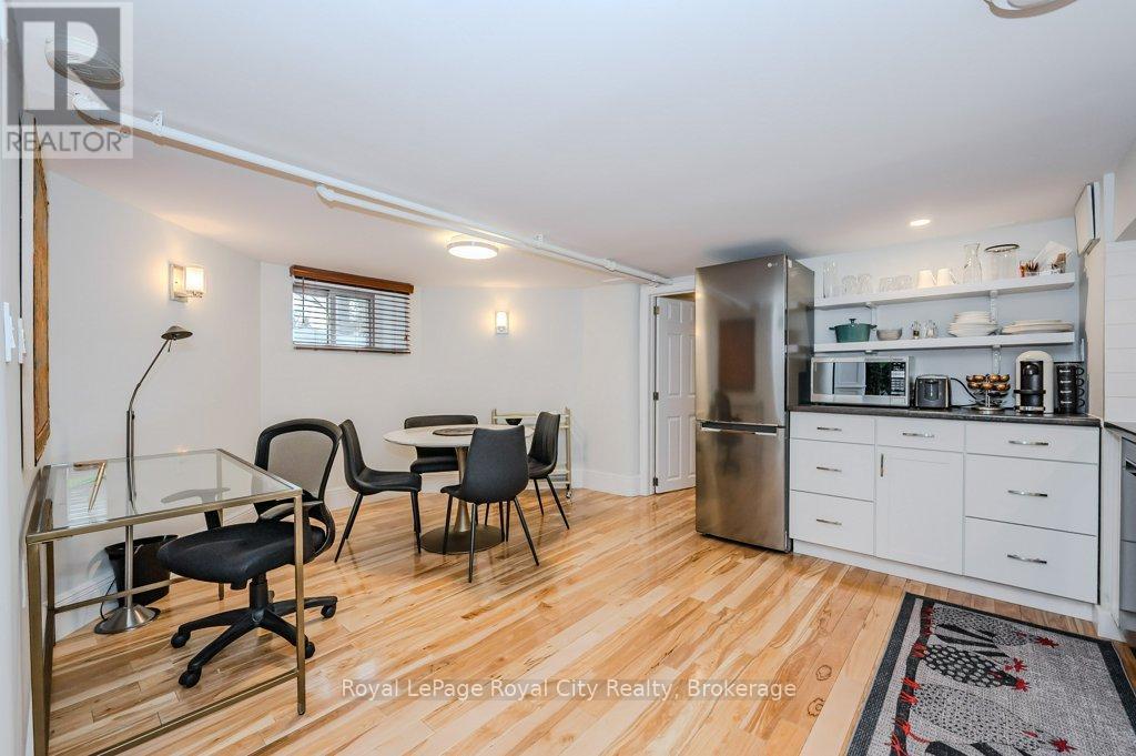 












80 LONDON ROAD W

,
Guelph (Exhibition Park),




Ontario
N1H2B7

