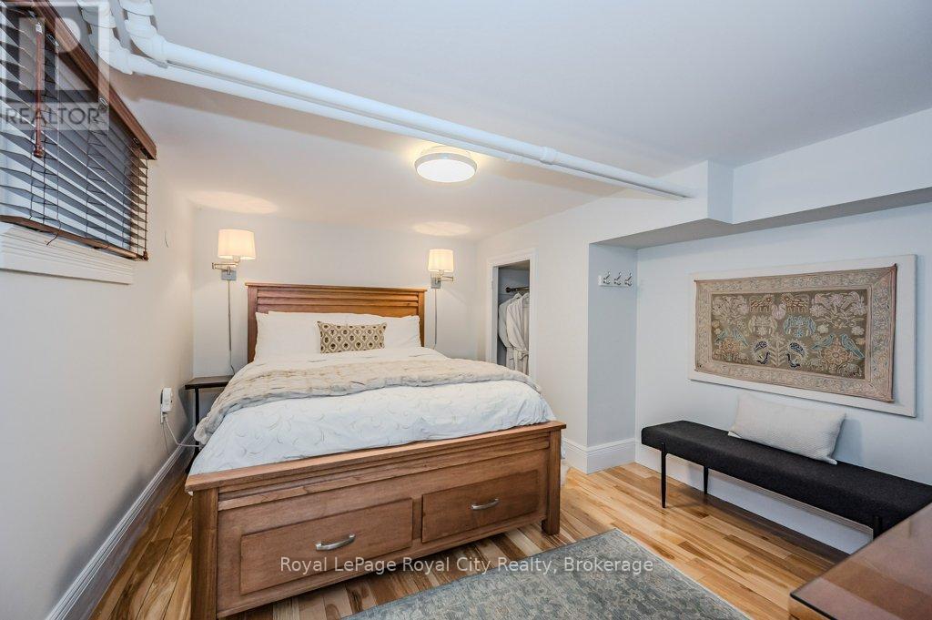 












80 LONDON ROAD W

,
Guelph (Exhibition Park),




Ontario
N1H2B7

