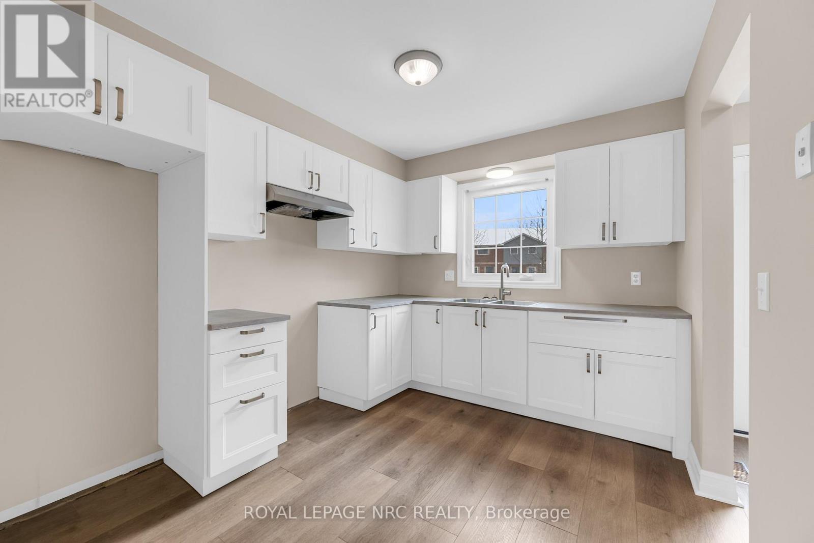 












20 - 110 SILVAN DRIVE

,
Welland (N. Welland),




Ontario
L3C6Z5

