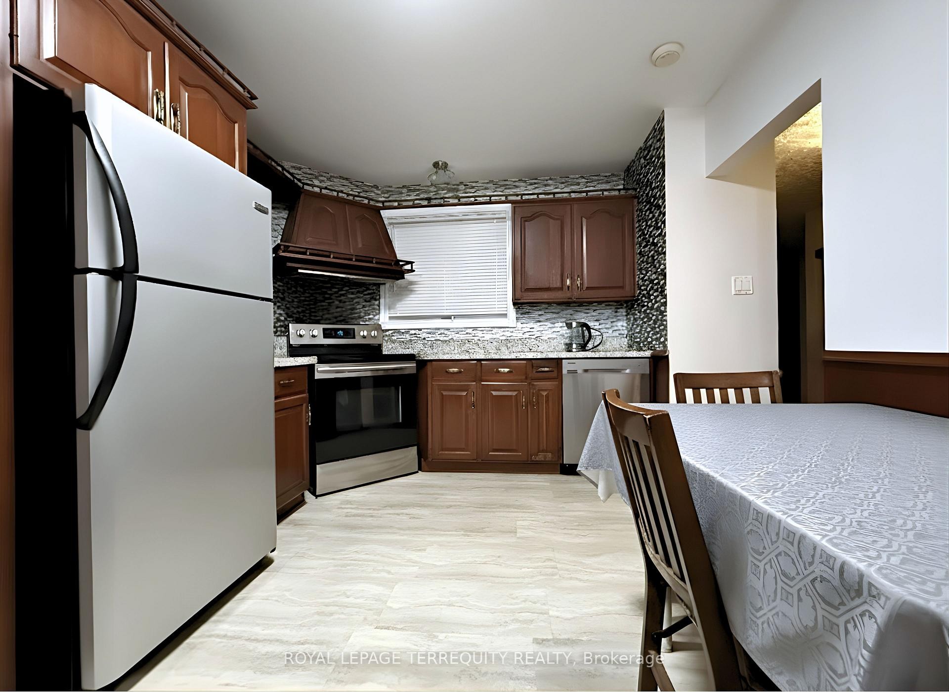 









1704


Oberon

Crescent,
Mississauga,




ON
L4X 2K8

