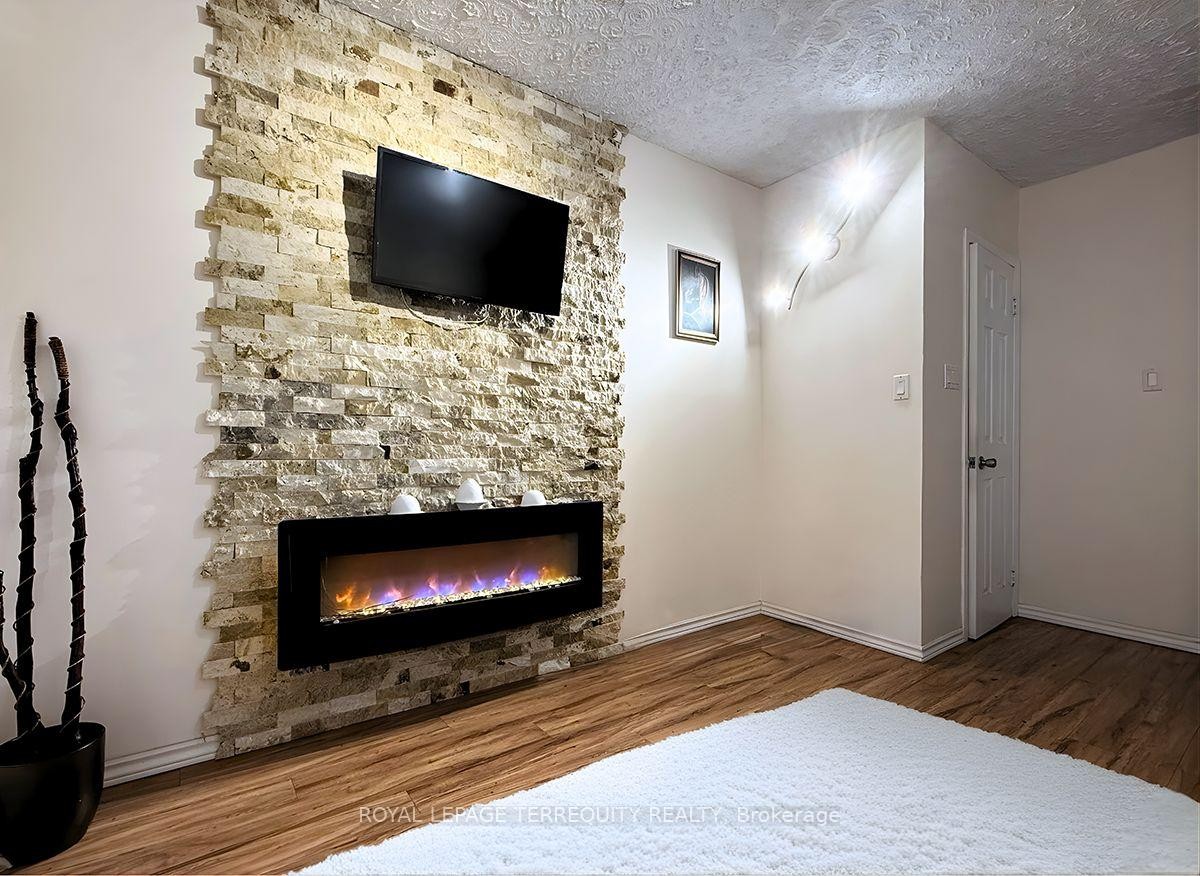 









1704


Oberon

Crescent,
Mississauga,




ON
L4X 2K8

