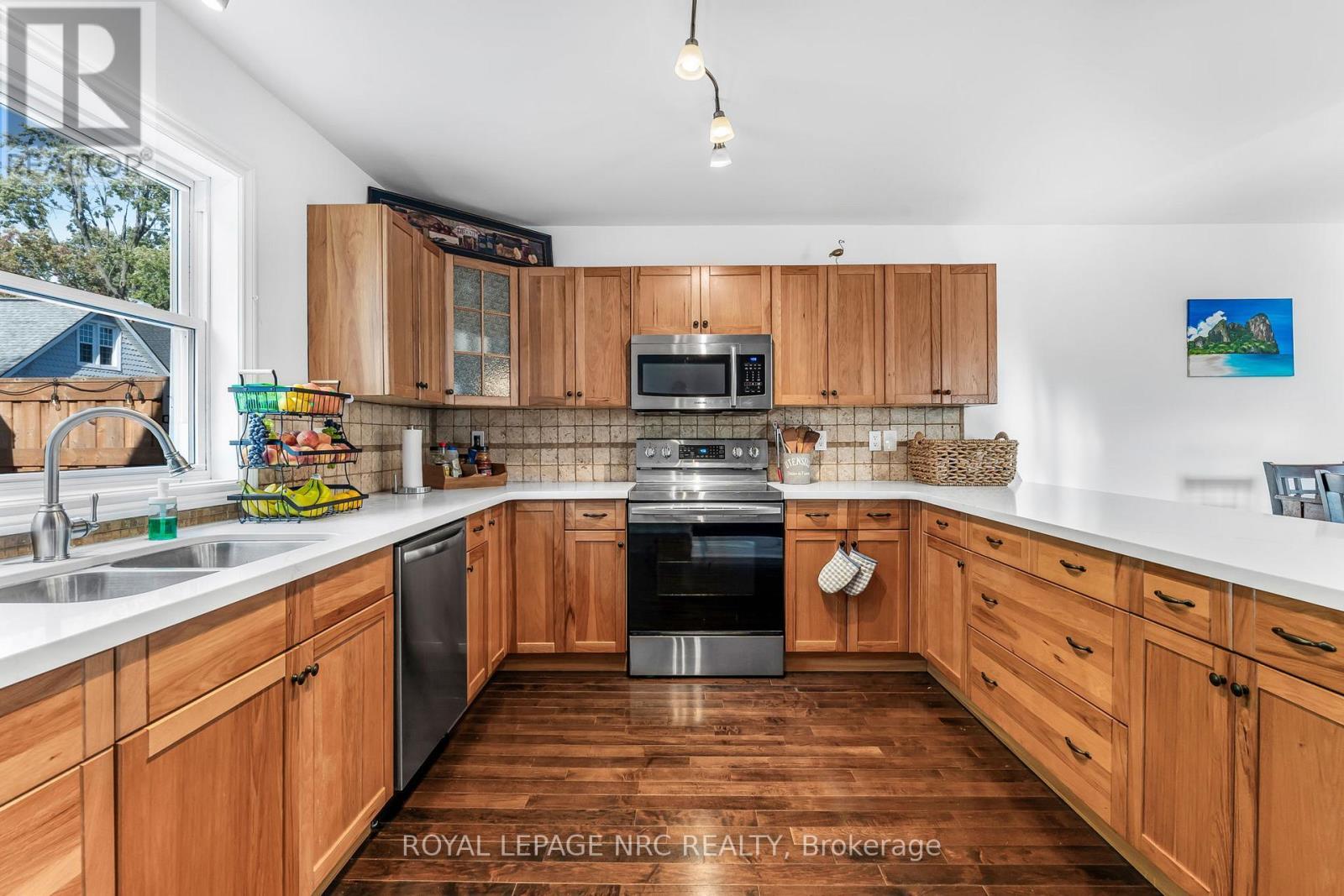 












12 LINCOLN ROAD E

,
Fort Erie (Crystal Beach),




Ontario
L0S1B0

