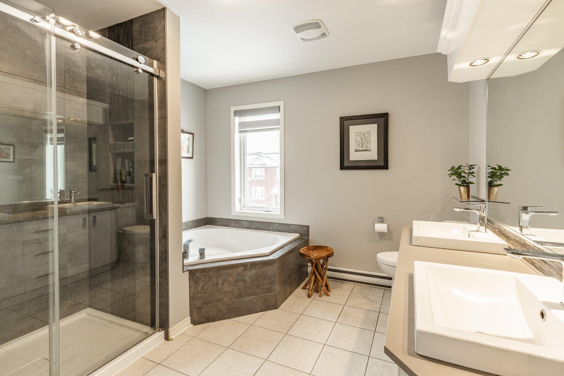 









9895


Rue Riverin

,
Brossard,




QC
J4X2W1

