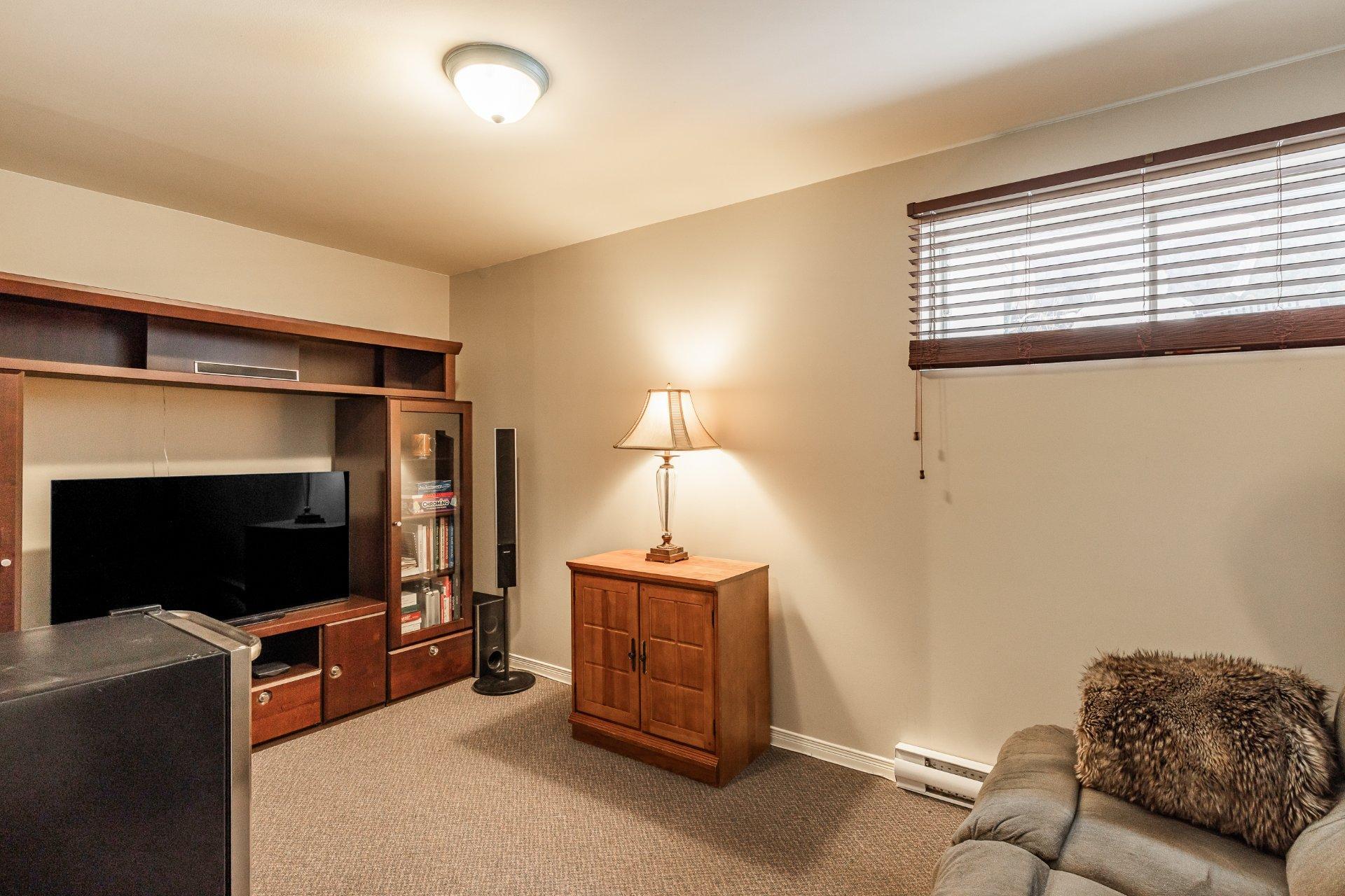 









9895


Rue Riverin

,
Brossard,




QC
J4X2W1

