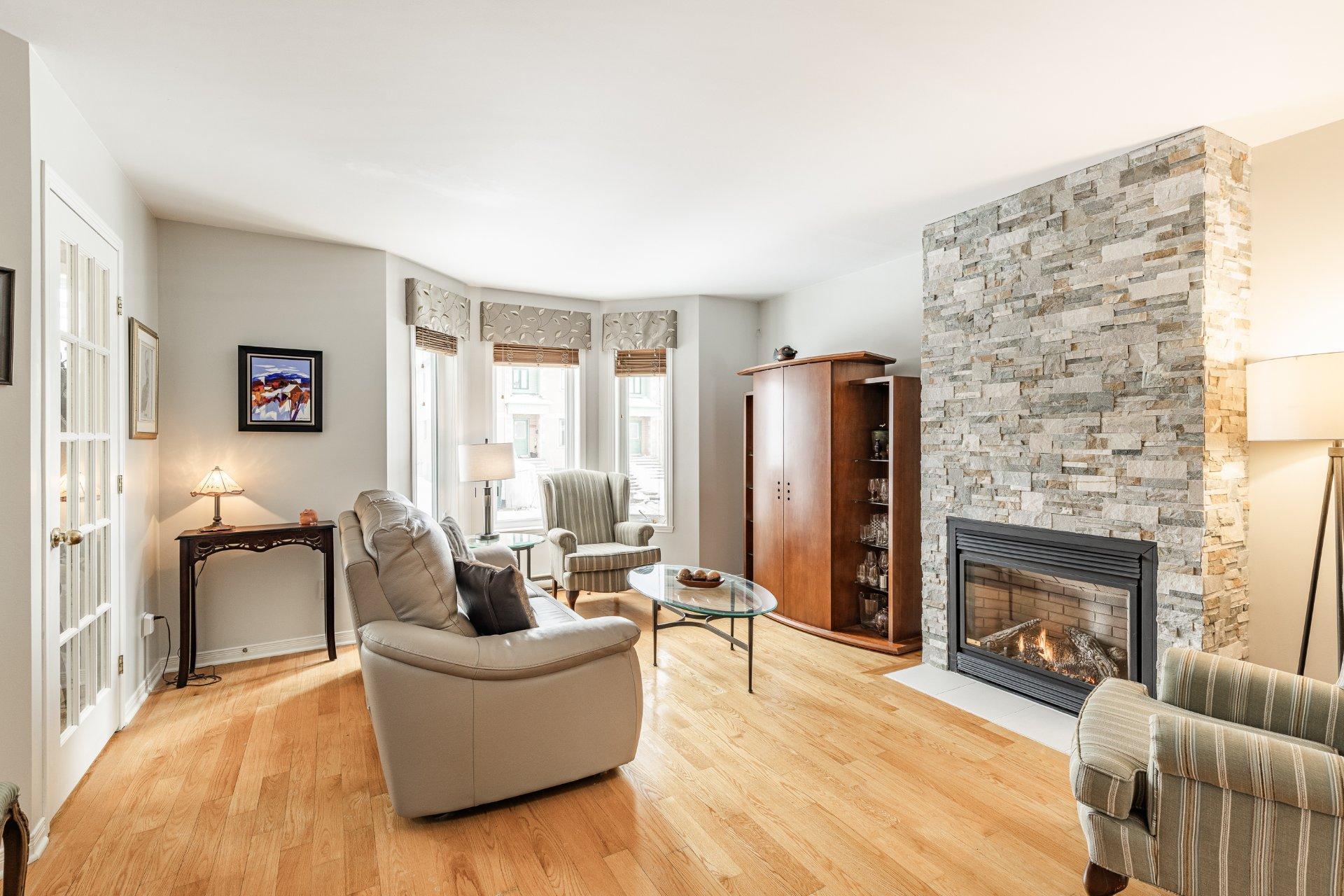 









9895


Rue Riverin

,
Brossard,




QC
J4X2W1

