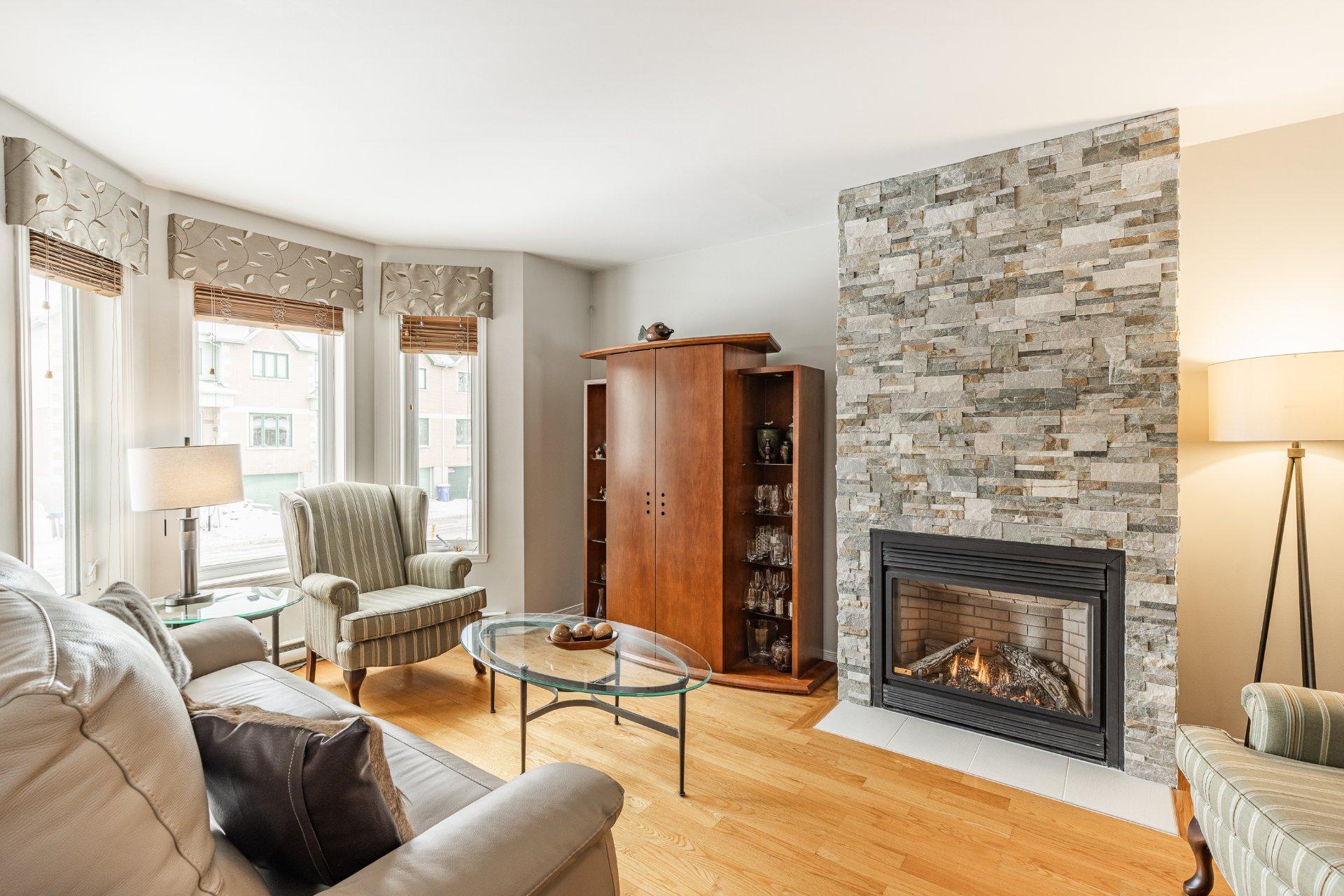 









9895


Rue Riverin

,
Brossard,




QC
J4X2W1

