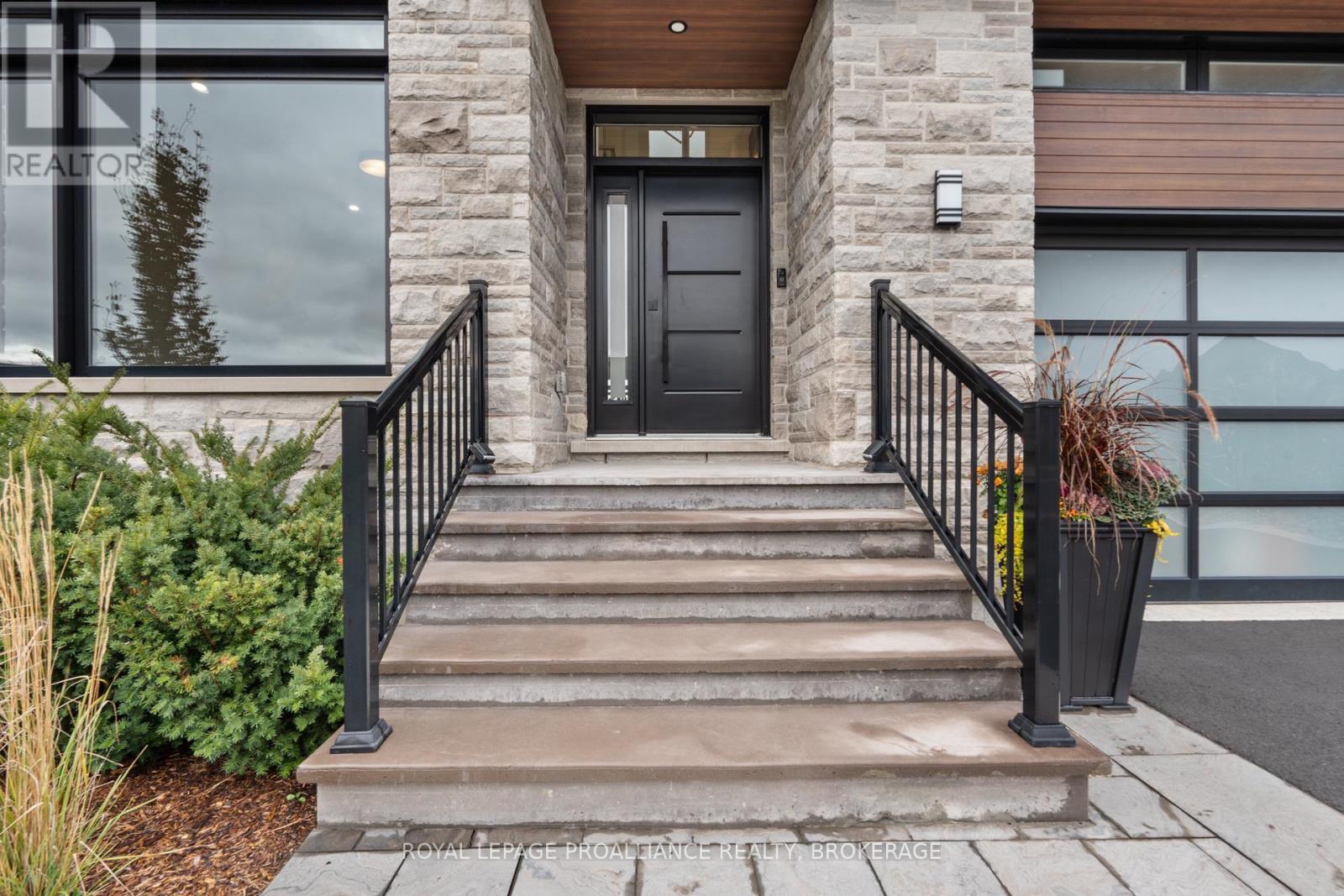 












832 WINDERMERE DRIVE

,
Kingston (City Northwest),




Ontario
K7P0N5

