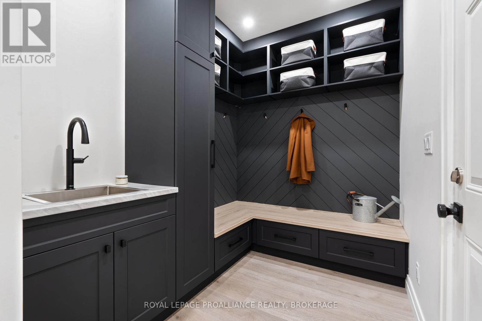 












832 WINDERMERE DRIVE

,
Kingston (City Northwest),




Ontario
K7P0N5

