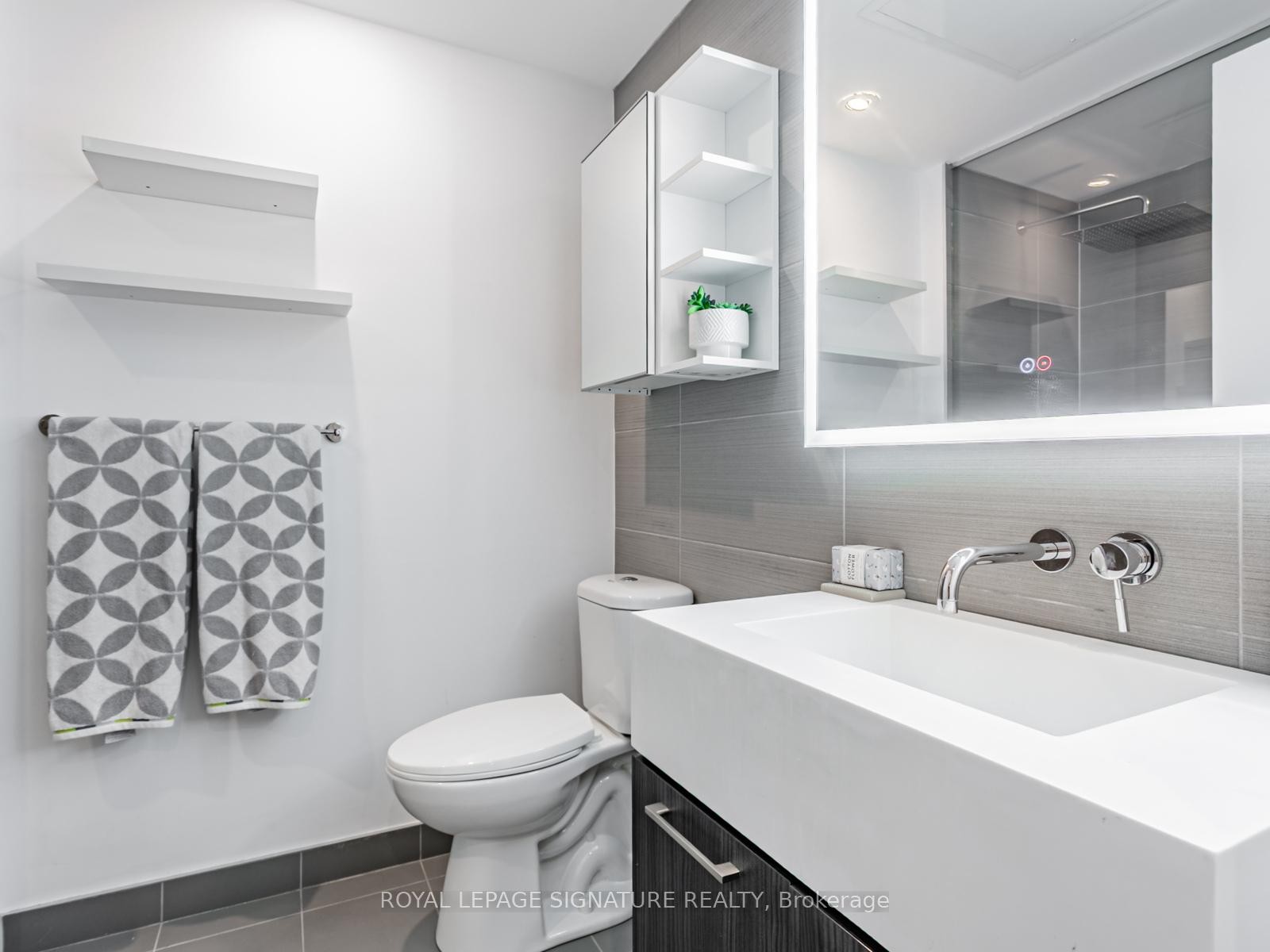 









560


King

Street West, 418,
Toronto,




ON
M5V 0L5

