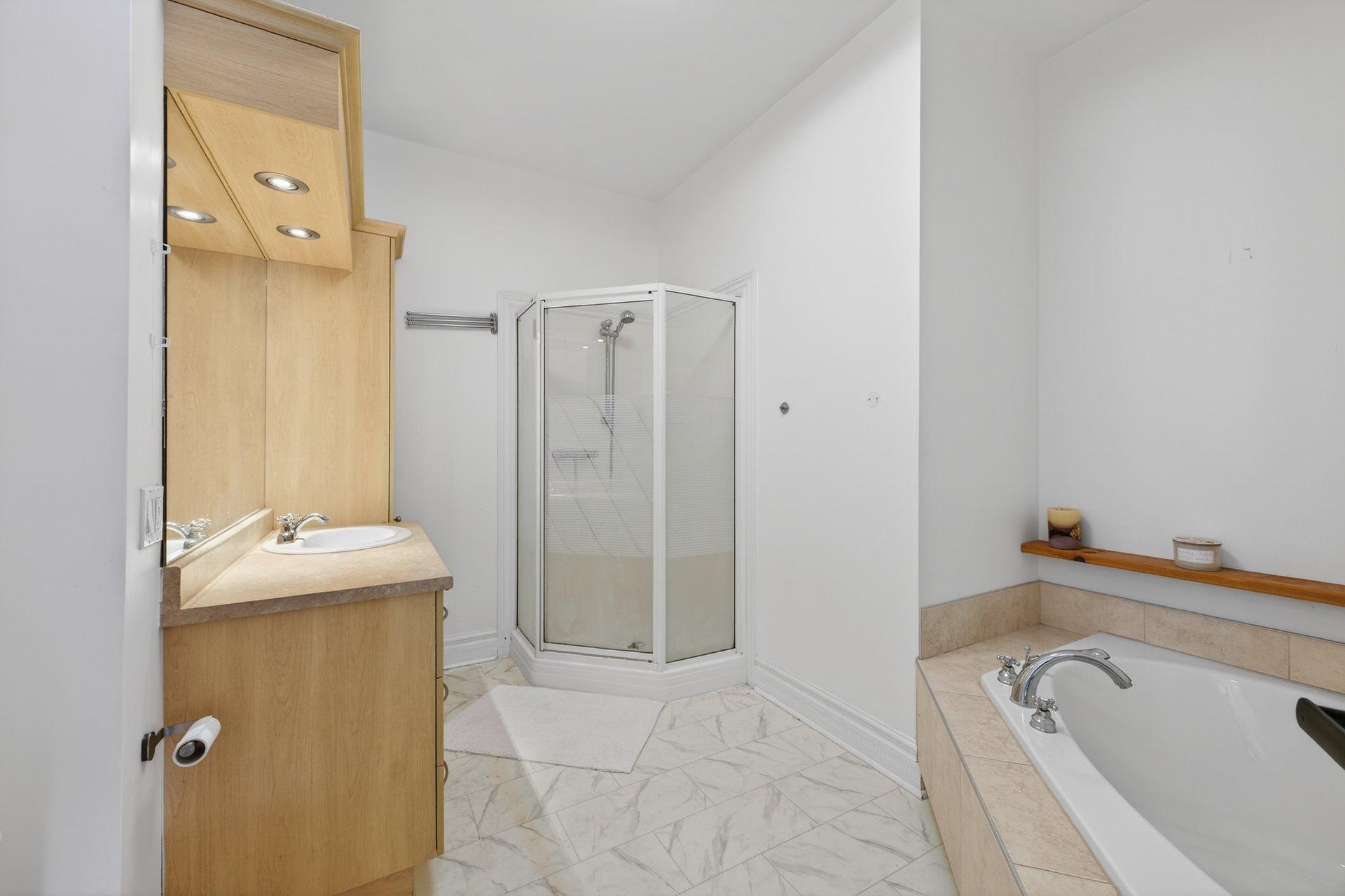 









2293


Rue Racine

, 402,
Longueuil (Saint-Hubert),




QC
J3Y0B6

