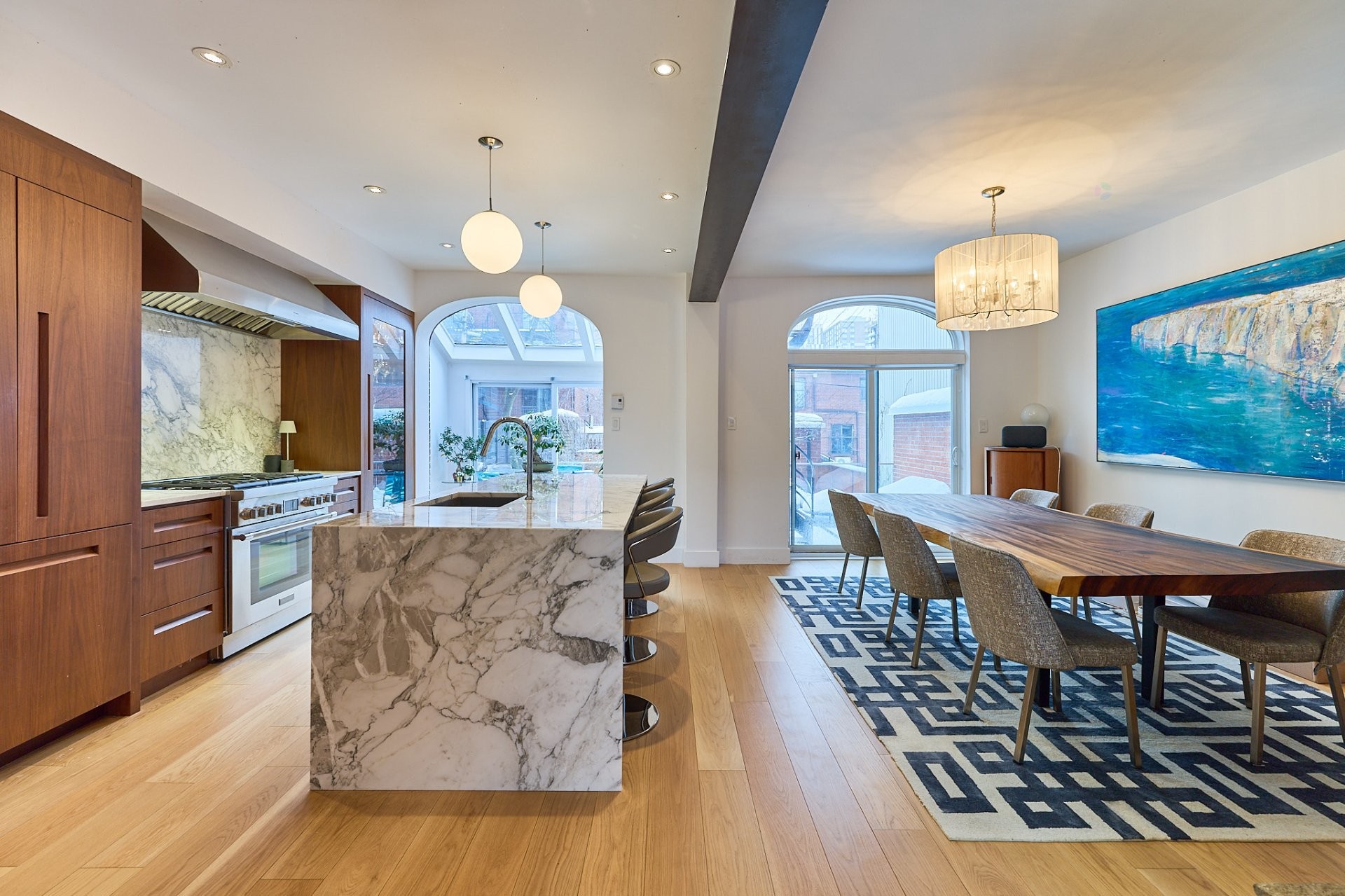 









737

 - 739


Rue de Versailles

,
Montréal (Ville-Marie),




QC
H3C1Z5

