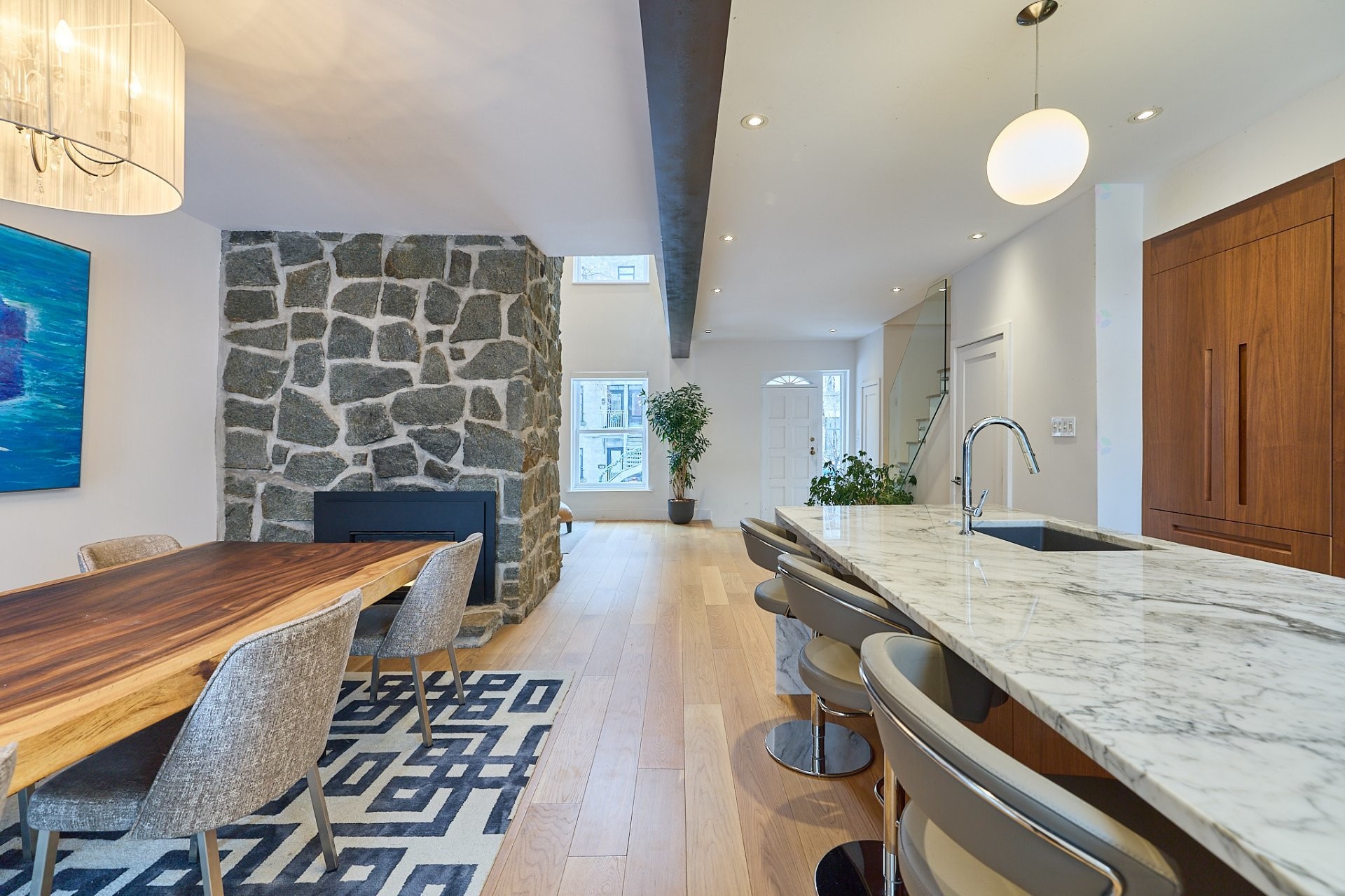 









737

 - 739


Rue de Versailles

,
Montréal (Ville-Marie),




QC
H3C1Z5

